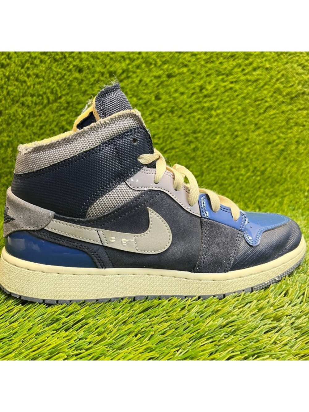 Nike Air Jordan 1 Mid SE Boys Size 6.5Y Blue Athletic Basketball Shoes Sneakers